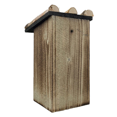 nestkastje van gevlamd hout met luik aan voorzijde