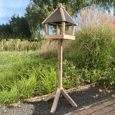 voederhuis op voet in de tuin