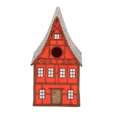 Rood huisje voor vogels in de stijl van een Duits vakwerkhuis voorkant