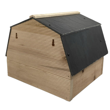 eekhoornhuis met stenen dak