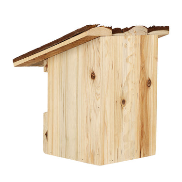 vogelhuisje voor een roodborstje met boomschors dak