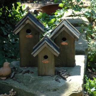 drie vogelhuizen in dezelfde stijl in verschillende formaten