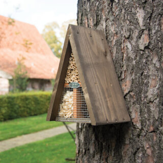 Insectenhotel in de vorm van een Wigwam aan een boom