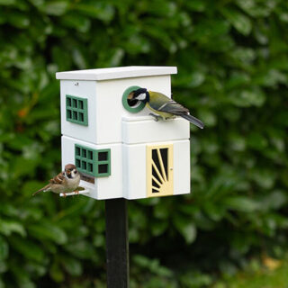 Multiholk Art Deco huisje op paal met twee vogels