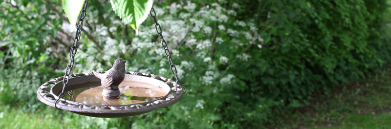 gietijzeren vogelbad hangt buiten