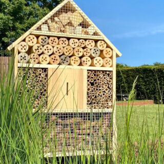 groot insectenhotel op palen die in de grond gestoken zijn