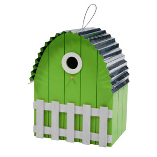 Groen vogelhuis met het design van een schuur met wit hekje