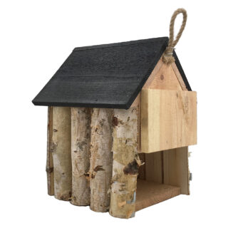 vogelhuisje met zwart dak en berkenlatjes en klep aan de achterkant