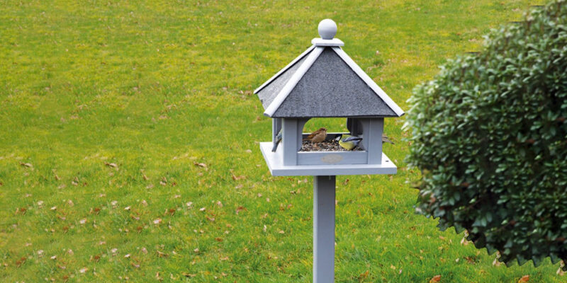 voederhuis op voet in tuin